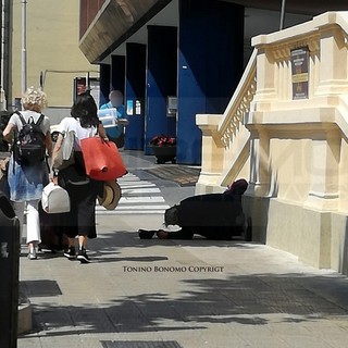 Sanremo: deciso aumento dei mendicanti in città, ma le leggi 'legano' le mani alle forze dell'ordine (Foto)