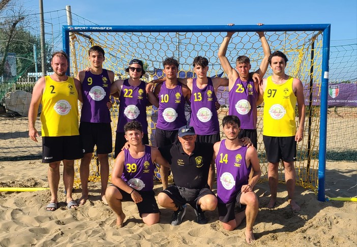 La squadra Seniori di Beach Handball della Pallamano Ventimiglia al Festival della Pallamano di Misano