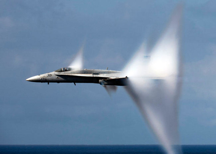 Forte boato e qualche vetro che trema: paura per un terremoto ma è stato il classico aereo