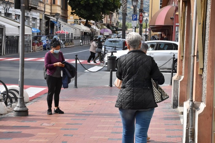 Mascherine, il cts dà il via libera per toglierle all'aperto, l'ipotesi è dal 28 giugno