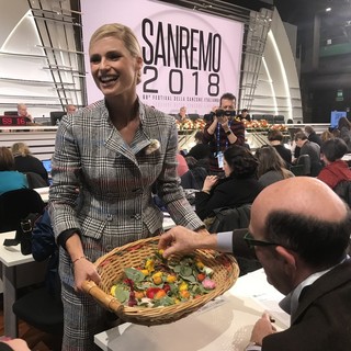 Michelle Hunziker distribuisce fiori di Sanremo in sala stampa