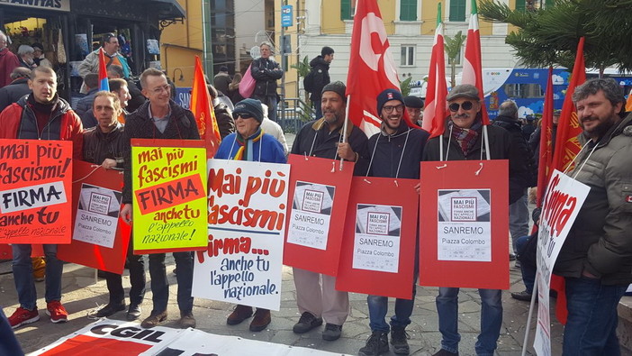 Pensando alle manifestazioni di Macerata e Torino anche a Sanremo il presidio 'Mai più fascismi' (Foto e Video)