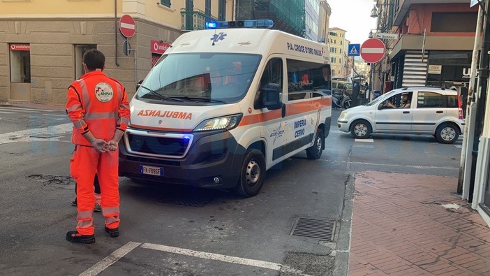 Imperia: 60enne si accascia mentre cammina con il nipote, mobilitazione di soccorsi in via Belgrano (Foto)