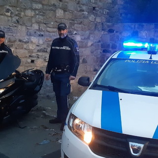 Vallecrosia: moto rubata e lasciata nel parcheggio di un supermercato, ritrovata dalla Polizia Municipale (Foto)