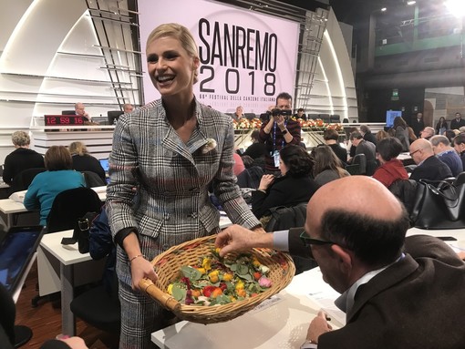 Michelle Hunziker consegna le spille con i fiori ai giornalisti