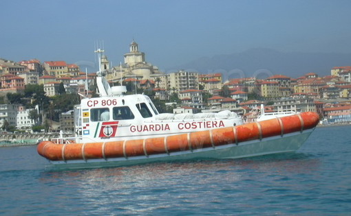 Sanremo: forte vento imperversa sul Ponente, la Guardia Costiera soccorre barca a vela con 3 giovani