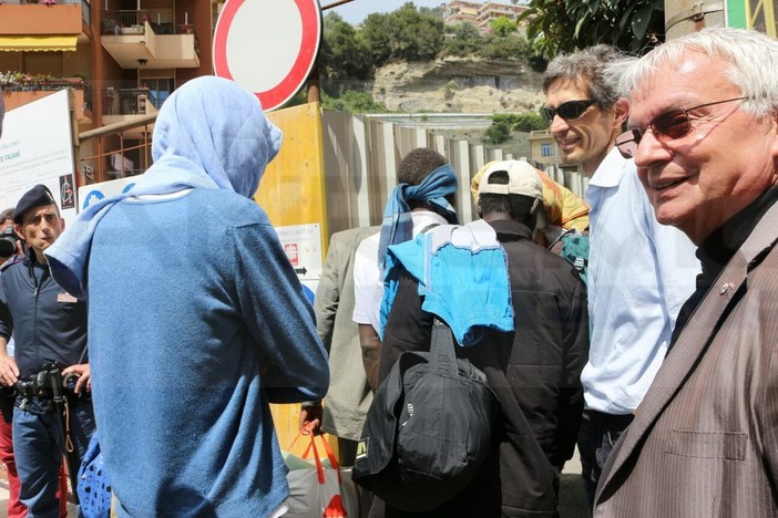 Ventimiglia: i migranti stanno mangiando alla Caritas, alle 17.30 riunione in Prefettura su come affrontare l'emergenza (Foto e Video)