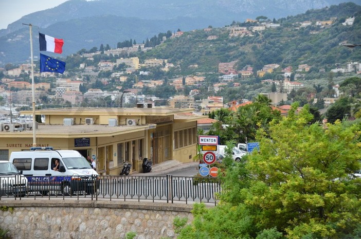 Su 'Le Monde': &quot;A Ventimiglia guerra di logoramento tra polizia e migranti&quot;, 835 migranti fermati in 5 giorni