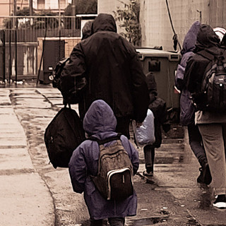 In due anni la Caritas ha accolto a Ventimiglia più di duemila persone: “Padri e madri eroi per amore dei propri figli”