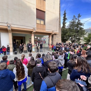 Taggia: alla scuola Soleri cinque murales per ricordare i diritti dell'infanzia, opere ispirate dall'incontro con i bimbi ucraini