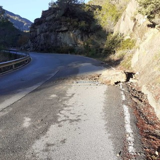 Il masso caduto sulla strada per Olivetta San Michele