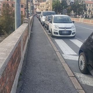 Ventimiglia, al via i lavori di allargamento del marciapiede sul ponte Doria: spostato il capolinea degli autobus