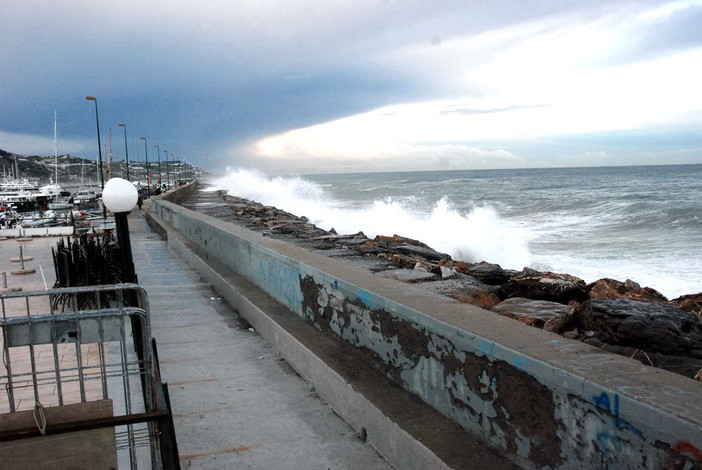 Migliora la situazione meteo in provincia: riaperto il porto di Sanremo, attenzione sulle strade che portano in Piemonte