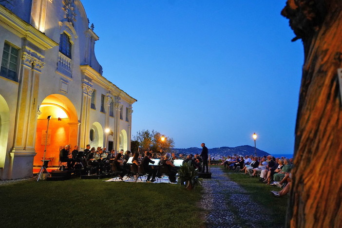 “Viaggiar danzando”: la bellezza dei luoghi e la bellezza della musica si incontrano nella rassegna itinerante dell’Orchestra Sinfonica di Sanremo