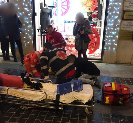 Sanremo: colto da malore in via Matteotti, giovane soccorso dal 118 e da un'ambulanza (Foto)