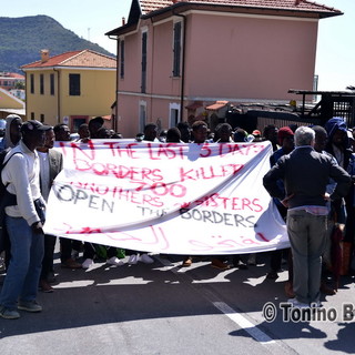 Ventimiglia: corteo e manifestazione dei migranti oggi nella città di confine, le foto di Tonino Bonomo