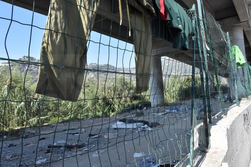 Ventimiglia: il sindaco annuncia lo sgombero dei migranti sotto il cavalcavia, raccolta fondi di 'Progetto 20k'