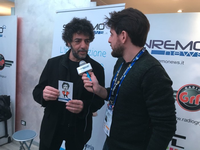 #Sanremo2018, Max Gazzè e la cartolina di Sanremonews: “Grazie per questo bel regalo” (Video)