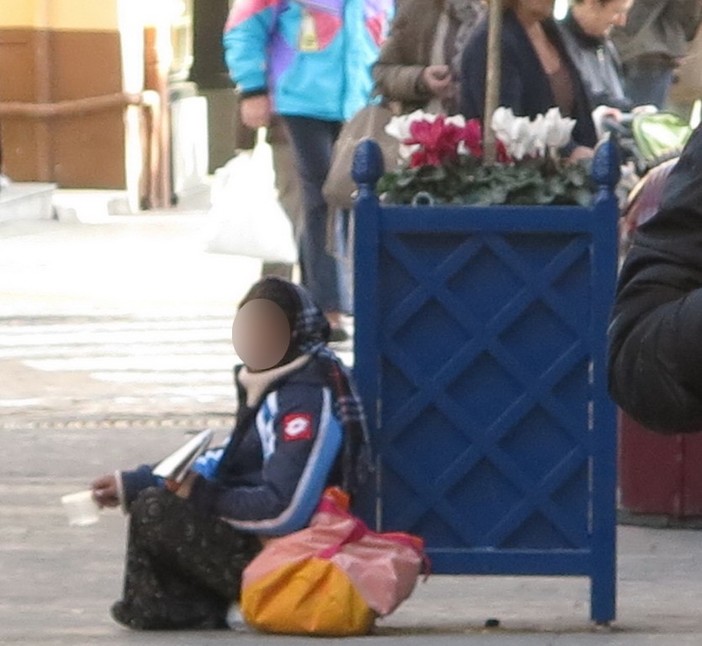 Sanremo: sputi ed insulti di un mendicante fuori dal supermercato, la lamentela di una lettrice