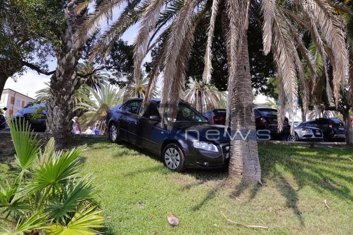 Sanremo: ingrana la prima al posto della retromarcia, auto rischia di finire sui turisti in passeggiata