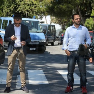 Ventimiglia: partiti da San Nicola i 150 migranti, il corteo diretto verso il confine italo-francese fermato al Forte dell'Annunziata (Foto e Video)