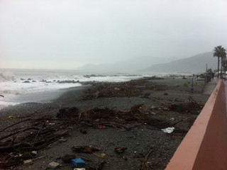 I detriti sul mare a Ventimiglia