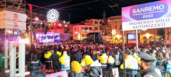 Festival di Sanremo 2023: giovani e meno giovani entusiasti per i concerti in piazza Colombo (Video)