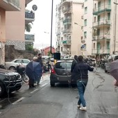 Sanremo: auto parcheggiata in via Galileo Galilei blocca il passaggio al bus, strada bloccata (Foto)