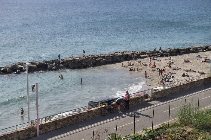 Sanremo: temperature estive, 'sold out' per Ognissanti e spiagge piene di bagnanti (Foto)