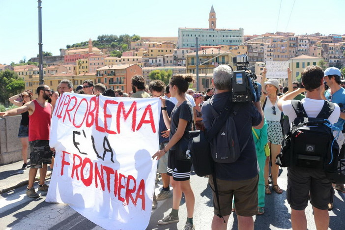 Ventimiglia: manifestazione 'ridotta' per i No Border, qualche tensione con i residenti ed ora sono tutti sul Roja (Foto e Video)