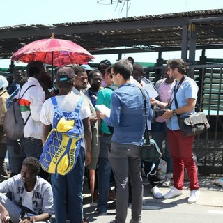 Ventimiglia: si sblocca la situazione dopo una lunga trattativa, i migranti accettano di andare alla Caritas (Foto e Video)