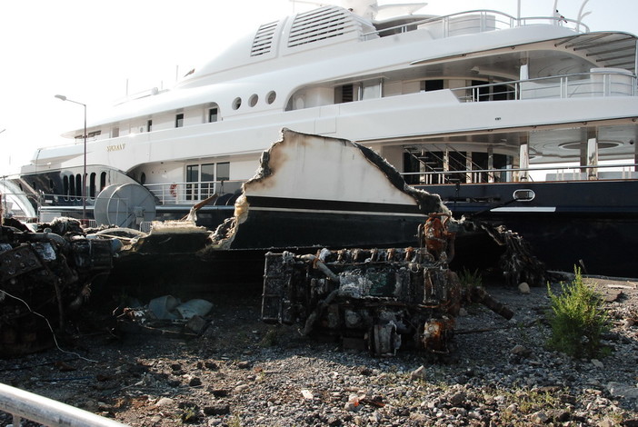 Sanremo: tirato a terra il 'Manhattan' dopo l'incendio del 29 agosto, in settimana tocca all'Irbis