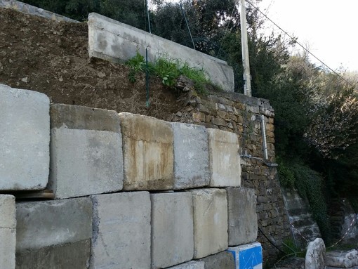 I blocchi di cemento in strada Suseneo Inferiore