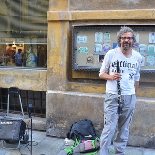 Sanremo: la musica è troppo alta e dà fastidio ai commercianti, nuova multa ad un musicista in via Matteotti (Foto e Video)