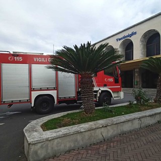 Ventimiglia, odore di bruciato dalla carrozza di un treno: intervento di vigili del fuoco e Polfer alla stazione