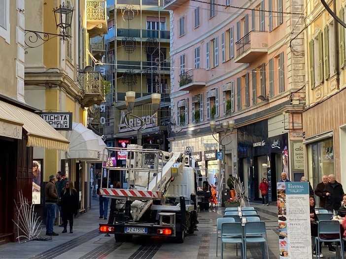 Sanremo: al via l'installazione delle luminarie, costeranno 170mila euro ed ecco dove saranno