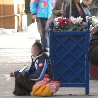 Sanremo: sputi ed insulti di un mendicante fuori dal supermercato, la lamentela di una lettrice