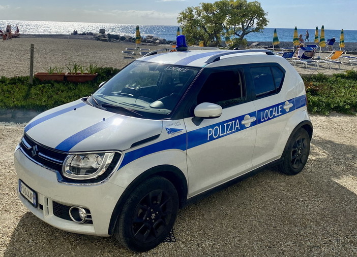 Diano Marina: controlli della Municipale sulle spiagge, nel weekend sequestrate decine di griffes fasulle (Foto)