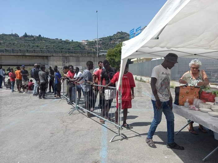 Ventimiglia: una raccolta fondi on line per l'infopoint Upupa che aiuta i migranti nella città di confine