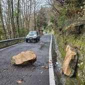 Maltempo sulla provincia: altri massi cadono sulla strada tra Sanremo e San Romolo (Foto)