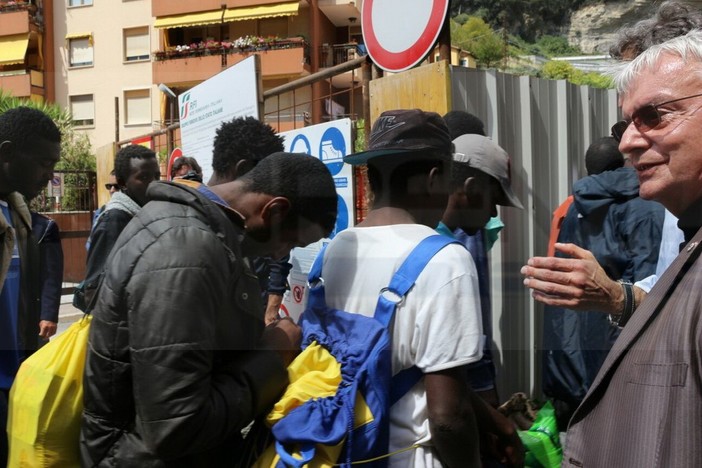 Ventimiglia: situazione migranti, l'esasperazione di un commerciante: Siamo stufi!!&quot;