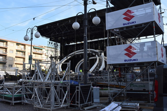 Festival di Sanremo 2024: città già presa d'assalto oggi, tra le novità il 'dono' del green carpet al Comune (Foto)