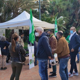 Le immagini della protesta davanti al Palazzo del Parco