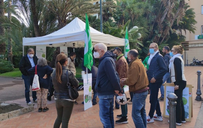 Le immagini della protesta davanti al Palazzo del Parco