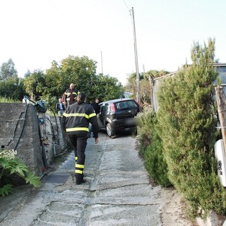 Sanremo: auto bloccata in strada Borgo Ponente, intervento dei Vigili del Fuoco