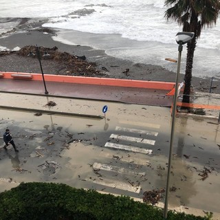 Ventimiglia: detriti sul lungomare per la mareggiata, interviene anche il circolo Pd frontaliero