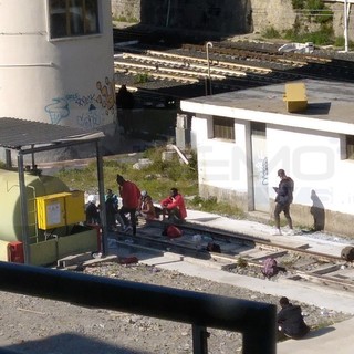 Ventimiglia: la situazione migranti è sempre più esplosiva, almeno 400 in città e molti si rifugiano sui binari (Foto)