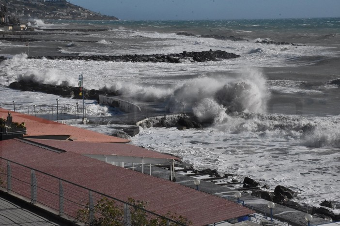 Tempo perturbato sulla Liguria: attesa una mareggiata sul centro e sul ponente ligure