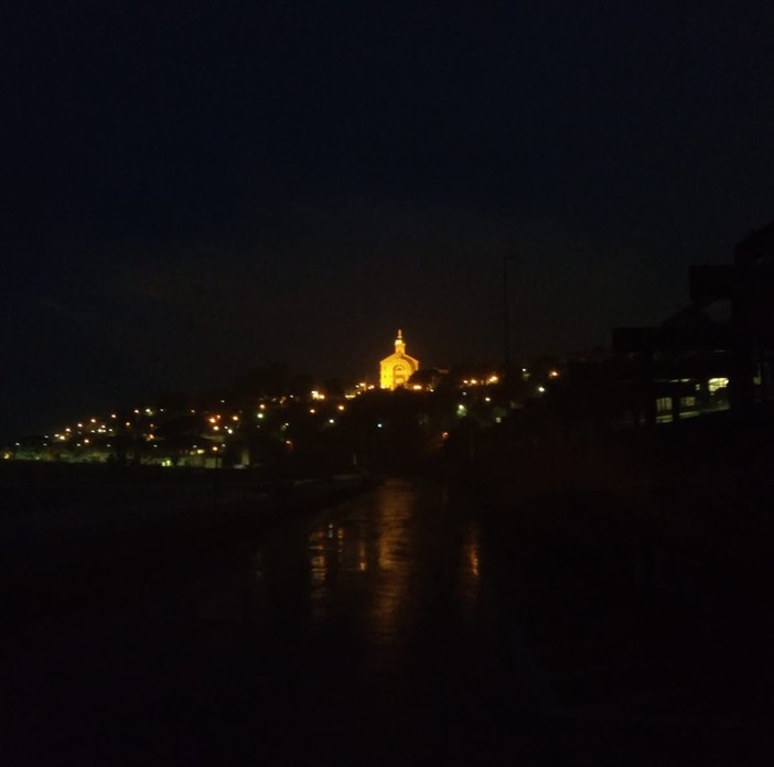 Il lungomare di Bussana al buio