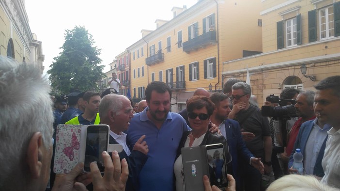 Imperia: tutti in fila per un selfie con Salvini. Il leader della Lega preso d'assalto dai fan